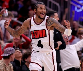 开云app下载-转折点里昂单刀错失，NBA总决赛关键时刻攻防权衡，质疑声仍在，更衣室氛围转暖的简单介绍